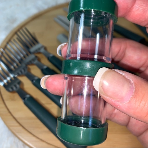 14Pc. Set of Stainless Steel Green Handle Cutlery 4 settings w cheese knife+ - Picture 3 of 4